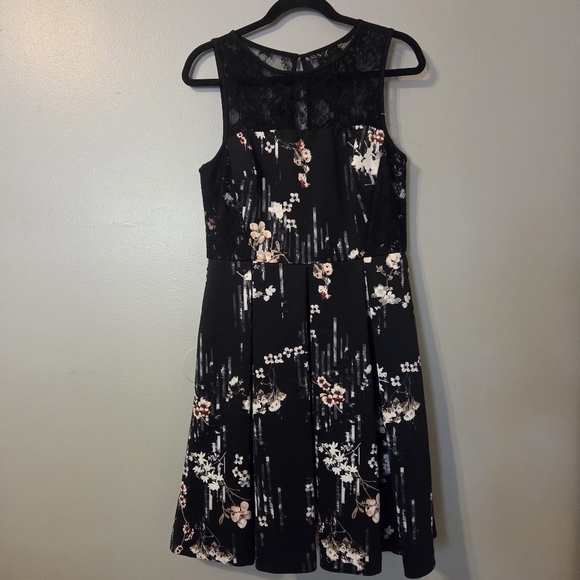 White House Black Market Dresses & Skirts - White House Black Market Floral Lace Sleeveless Cocktail Dress. Size 8